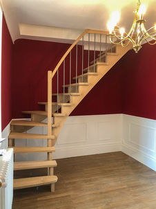 Escalier quart-tournant en chêne naturel avec garde-corps en métal et chêne naturel