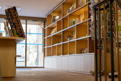 Boutique avec placards et étagères en aggloméré plaqué hêtre vernis