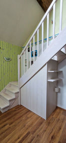 Aménagement d'un espace sous un escalier avec deux placards et deux tablettes en frêne enduit d'huile blanchie