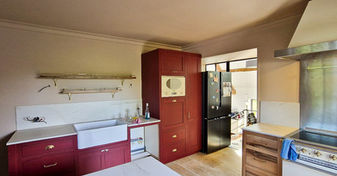 Cuisine contemporaine avec meubles en mélaminé décor laqué rouge et décor bois naturel