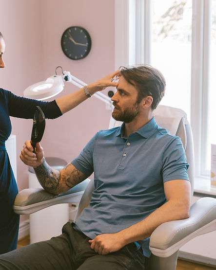 Tina holten konsulterer kunde til hairfiller hos Bloom Copenhagen