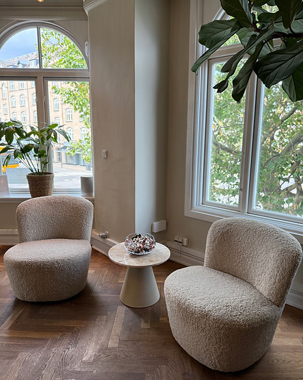 Indretning hos Bloom Copenhagen – kosmetisk klinik i Hellerup med rolige og eksklusive omg