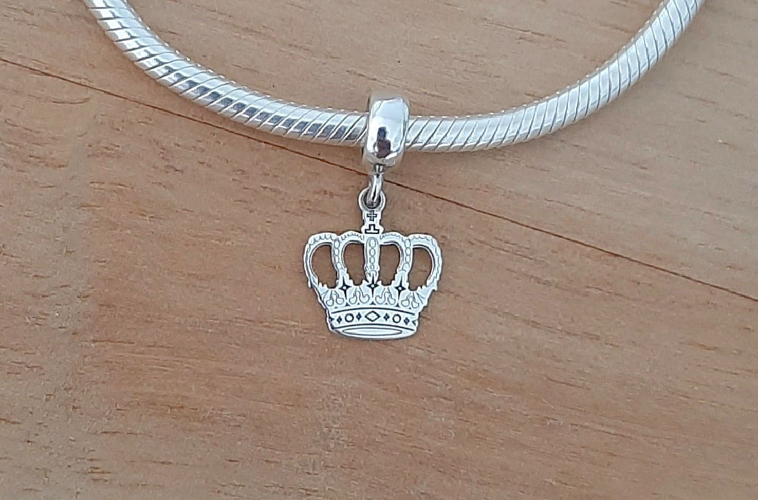 Berloque coroa laser vazada