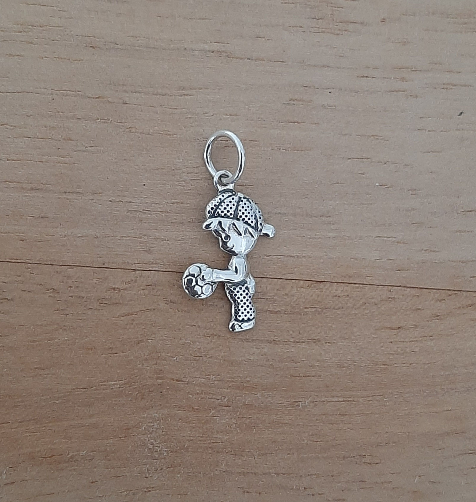 Pingente menino com bola na mão