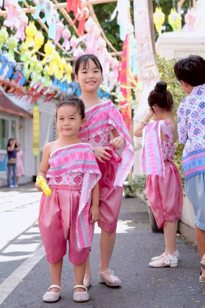 Thumbnail: ชุดไทยเด็กหญิงเล่นนำ้สงกรานต์