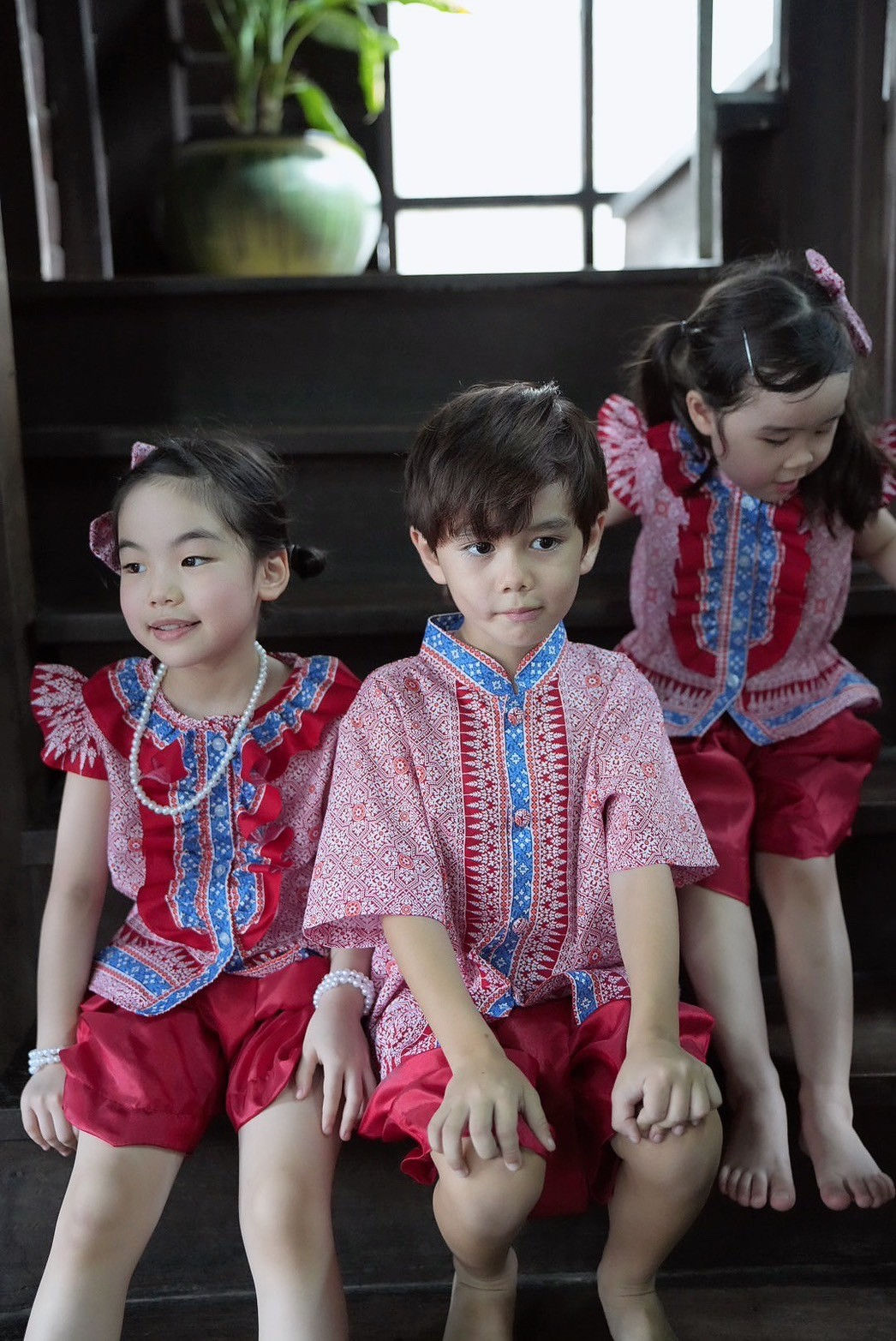 ชุดเด็กชาย ลายศิลาแดง สีแดง