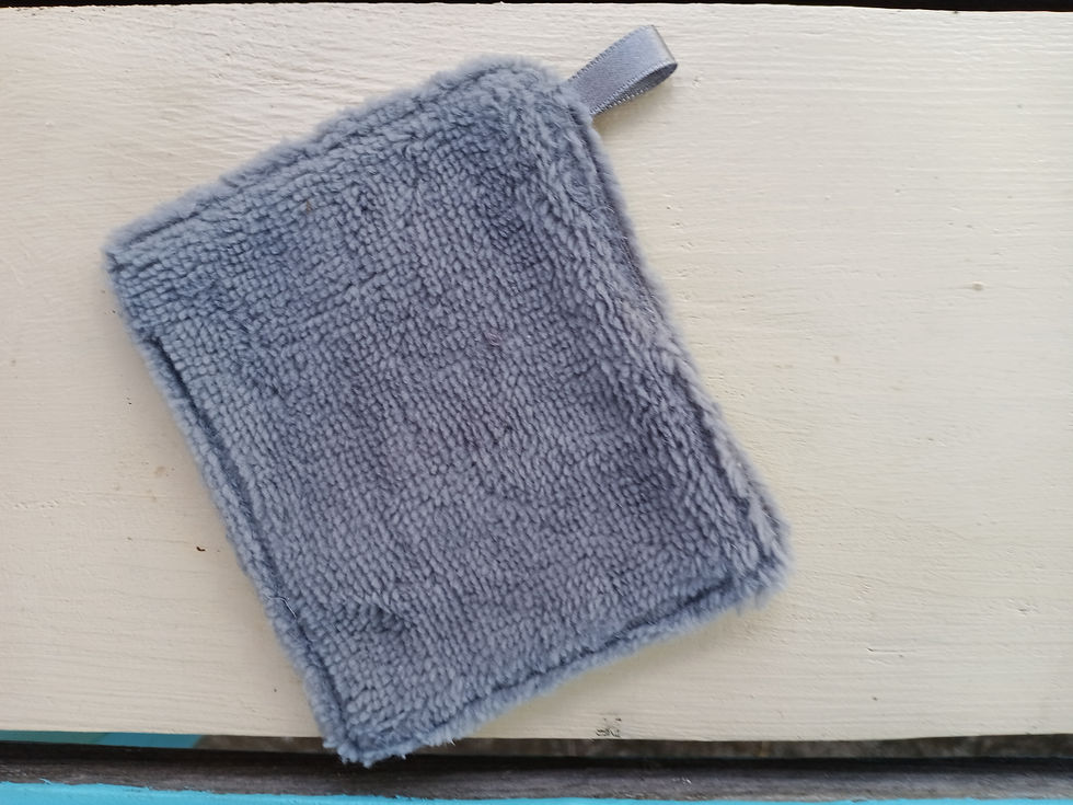 Lingettes démaquillantes réutilisables vertes a étoiles bleues côté bambou