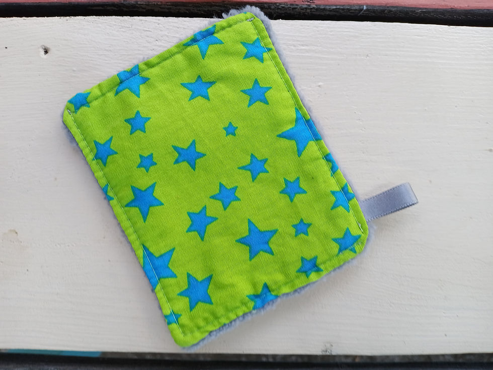 Lingettes démaquillantes réutilisables vertes a étoiles bleues