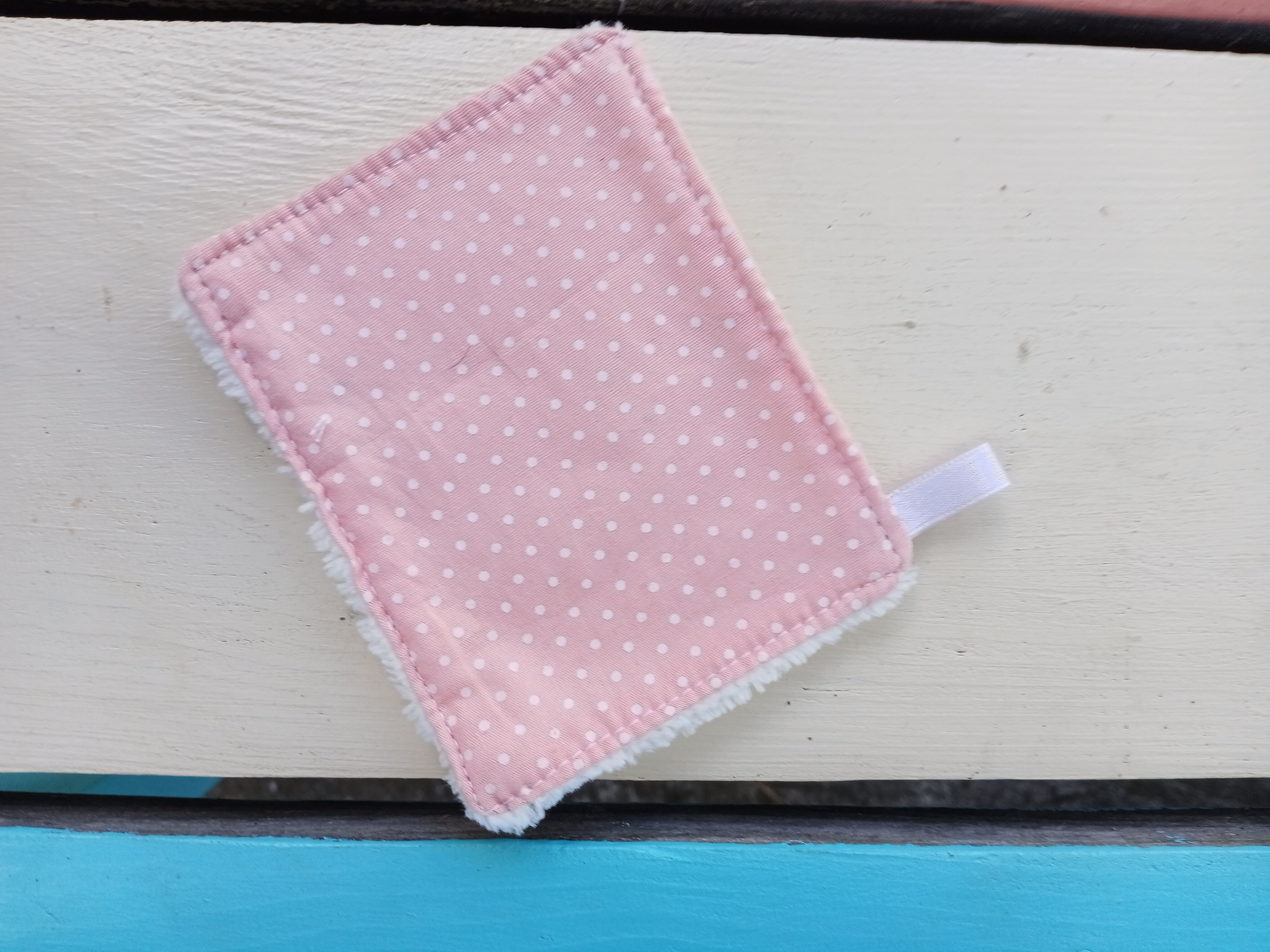 Lingettes démaquillantes réutilisables à points roses