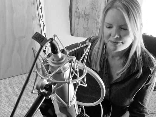 Peggy James y la ternura evocadora de “First Kiss”