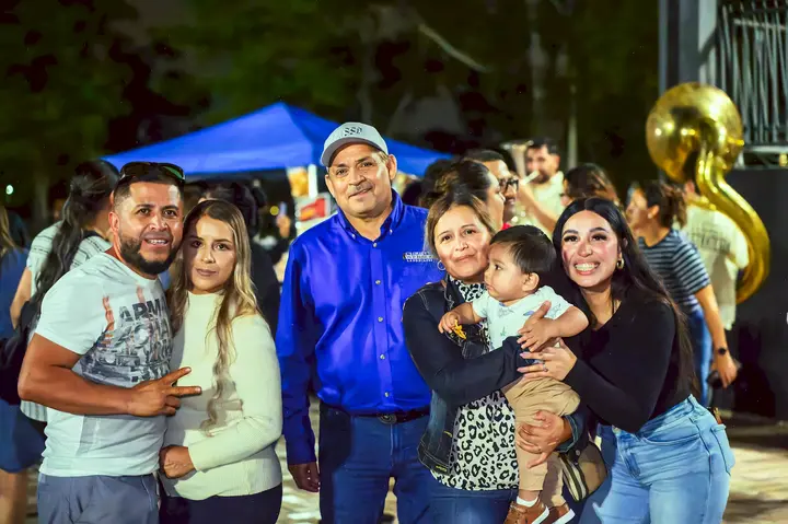 Familia posando durante Music in the Park 2026 en el complejo deportivo de Stone Park