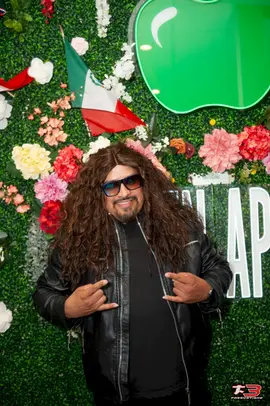 Artista local durante la Gran Final del concurso de canto Camino al Éxito 2026