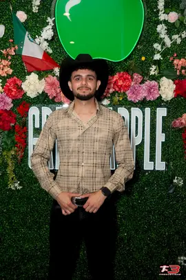 Cantante local participante de Camino al Éxito 2026 en Green Apple Restaurant