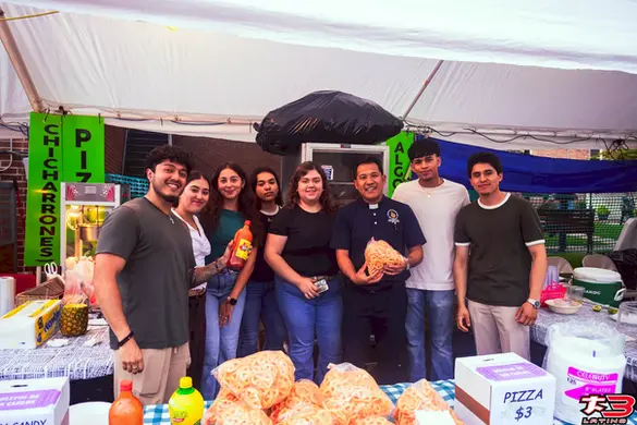 Grupo de vendedores atendiendo un puesto de comida en la Fiesta Patronal San Carlos Borromeo 2026