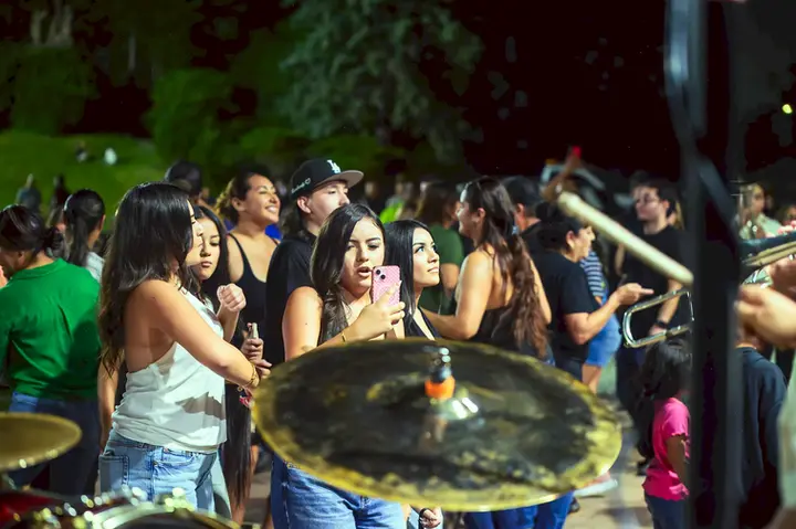 Músico de Banda Estrategia tocando junto al público durante el concierto en Stone Park