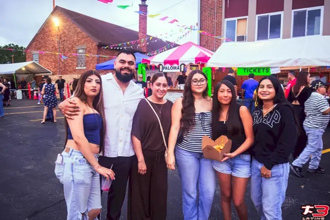 Grupo de asistentes reunidos en la Fiesta Patronal San Carlos Borromeo 2026 en Melrose Park