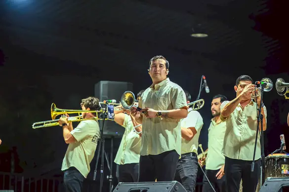 Sección de metales de Banda Estrategia presentándose en Music in the Park 2026