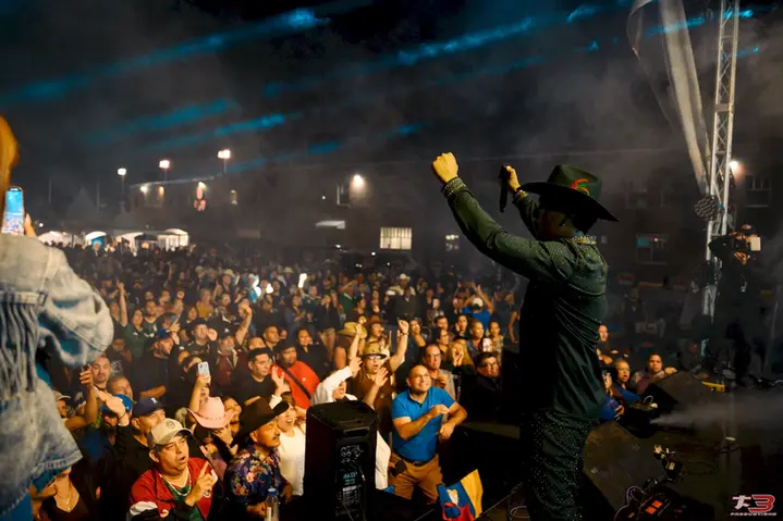Artista animando a una gran multitud durante el concierto de HispanoFest 2026
