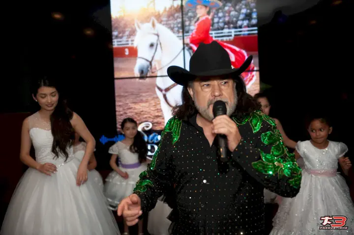 Cantante con sombrero actuando en la Gran Final de Camino al Éxito 2026 en Chicago