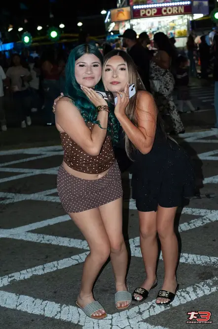 Dos amigas posando juntas durante la celebración de HispanoFest 2026