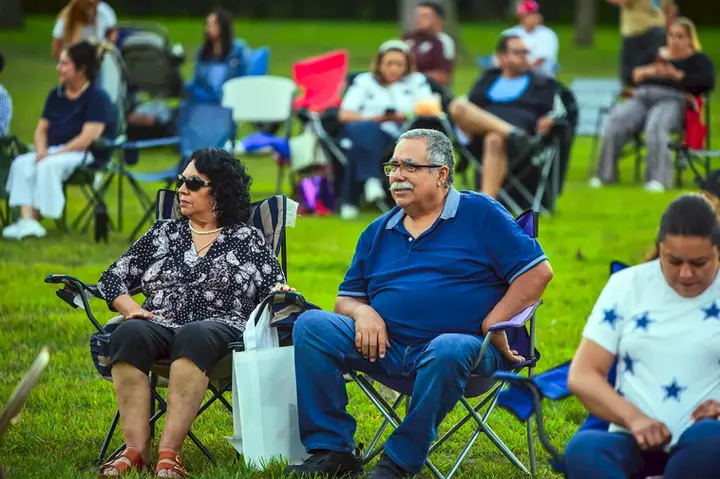 Asistentes observando la presentación musical durante Music in the Park 2026
