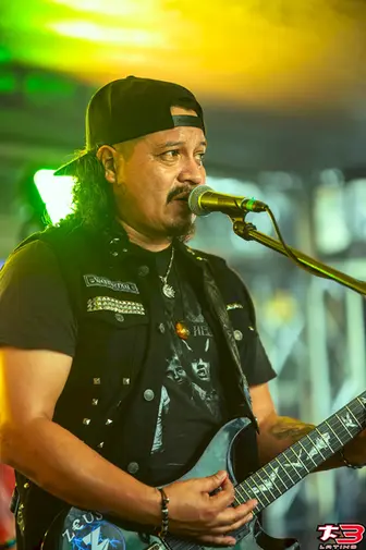 Guitarrista y cantante de ZEUS presentándose en la Fiesta Patronal San Carlos Borromeo 2026