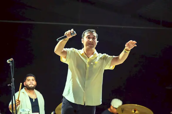 Vocalista de La Renovada Banda Estrategia cantando en el escenario de Music in the Park