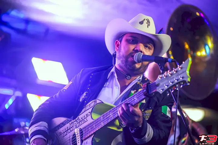 Cantante y guitarrista de Los Parientes de Rancho Nuevo durante la Fiesta Patronal San Carlos Borromeo 2026