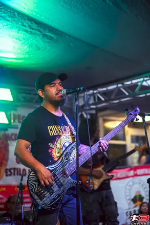 Bajista de ZEUS durante su presentación en la Fiesta Patronal San Carlos Borromeo 2026 en Melrose Park