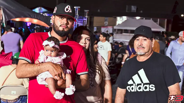 Familia entre el público de la Fiesta Patronal San Carlos Borromeo 2026 en Melrose Park