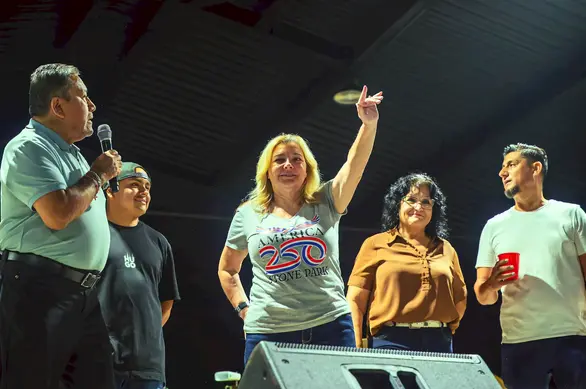 Participantes y miembros de la comunidad reunidos sobre el escenario del evento