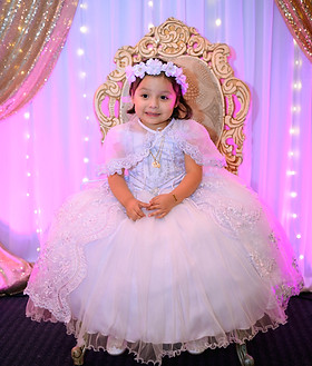 Niña durante una presentación familiar capturada por Tribe 3 Latino en Chicago durante una celebración especial.