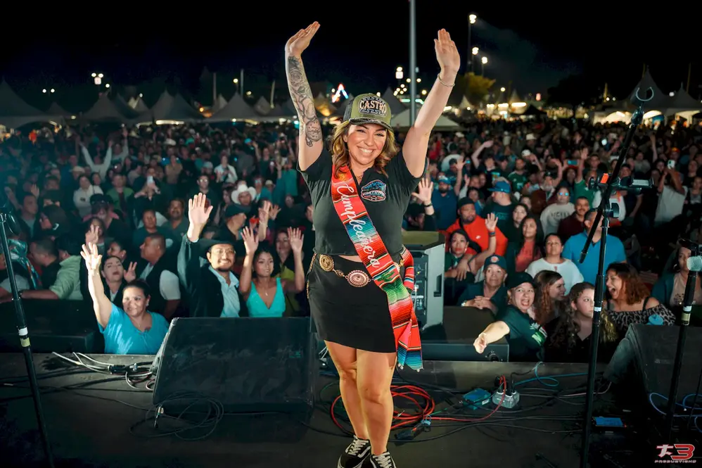 Artista celebrando frente a una gran audiencia durante HispanoFest 2026