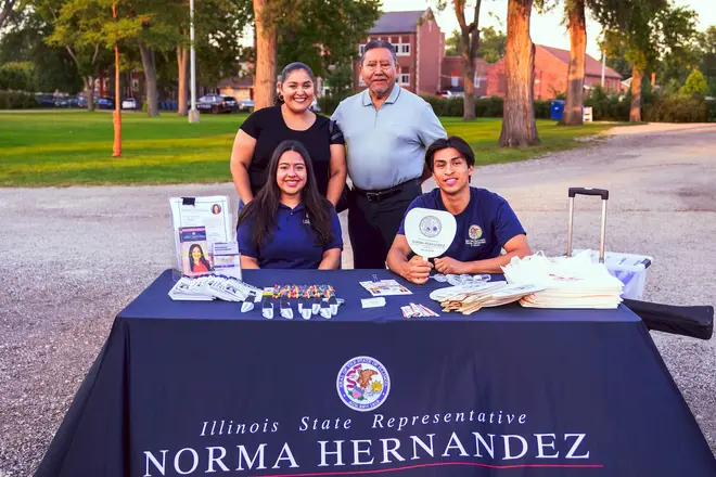 Mesa informativa de la representante estatal Norma Hernández durante Music in the Park en Stone Park