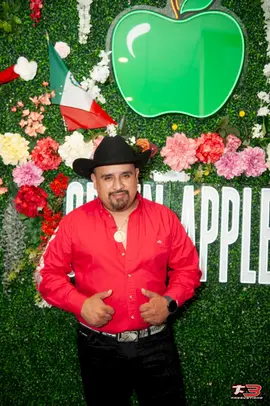 Cantante participante de Camino al Éxito 2026 en Green Apple Restaurant de Chicago