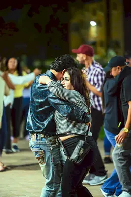 Pareja bailando al ritmo de la música en vivo durante el evento en Stone Park