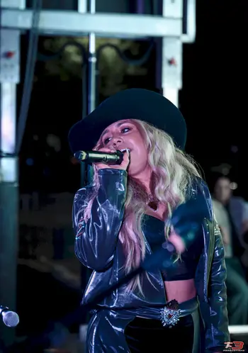 Cantante con sombrero negro actuando en vivo durante HispanoFest 2026