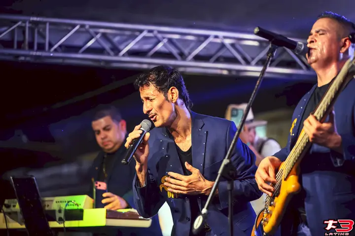 Cantante y músicos de Sangre Michoacana durante su presentación en Melrose Park