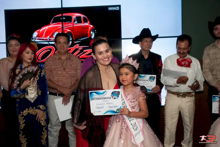 Participante recibiendo un reconocimiento durante la Gran Final de Camino al Éxito 2026