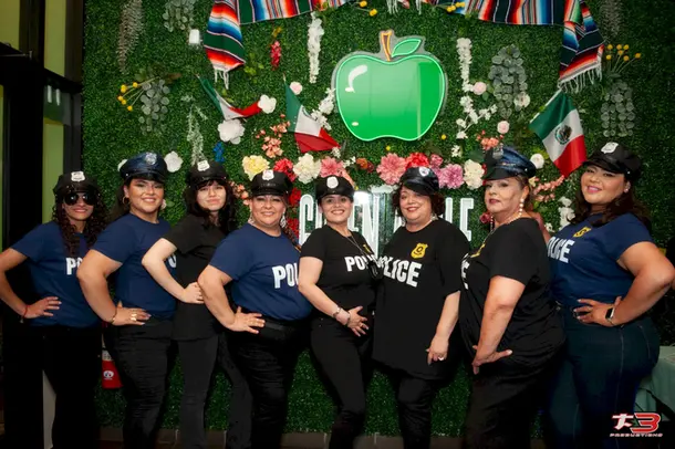 Integrantes de la policía y la comunidad durante el evento Camino al Éxito 2026 en Chicago