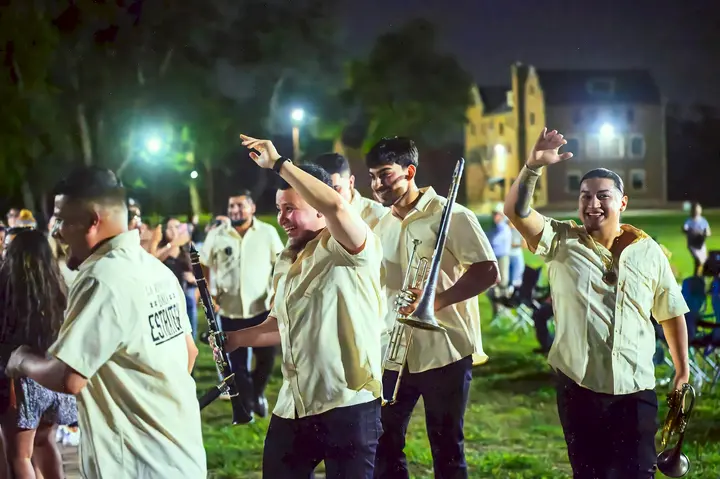 Integrantes de Banda Estrategia animando al público durante su presentación en vivo
