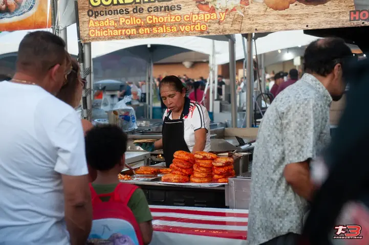 Familias comprando comida en uno de los puestos de HispanoFest 2026