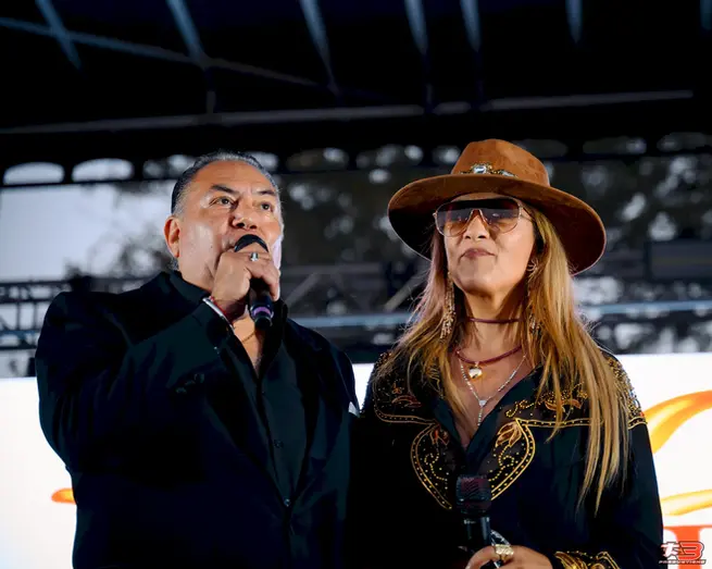 Dueto de cantantes durante una presentación musical en HispanoFest 2026