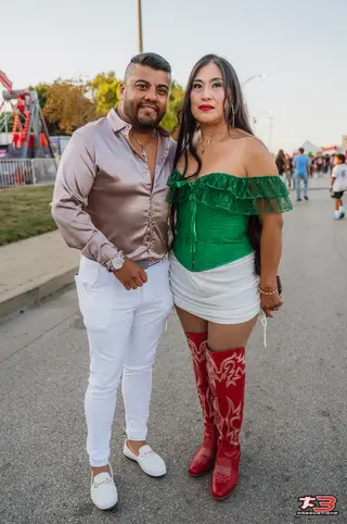 Pareja posando durante su visita a HispanoFest 2026 en Melrose Park