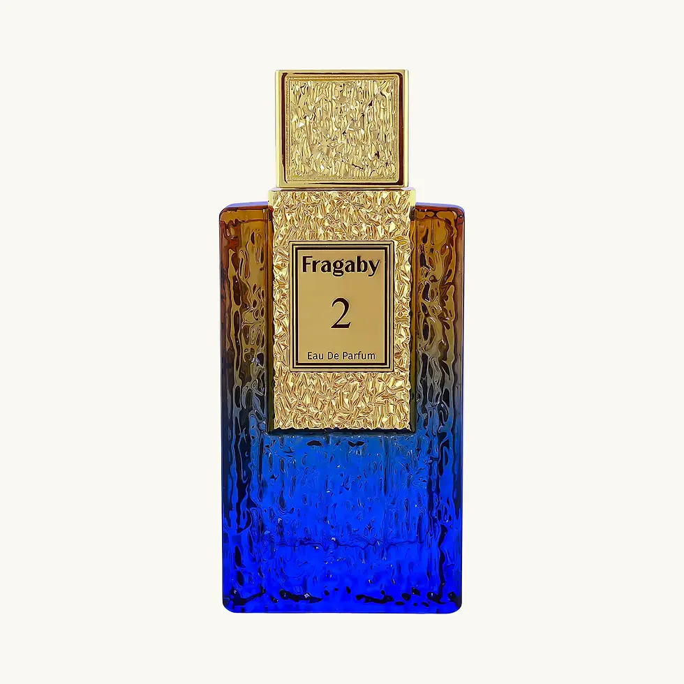 Frasco de perfume Fragaby 2 con esencia color ámbar y tapón dorado texturizado, fragancia exclusiva de diseñador en envase de