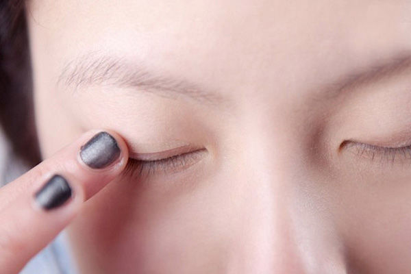 Hướng dẫn 3 cách làm mắt một mí thành hai mí (1)