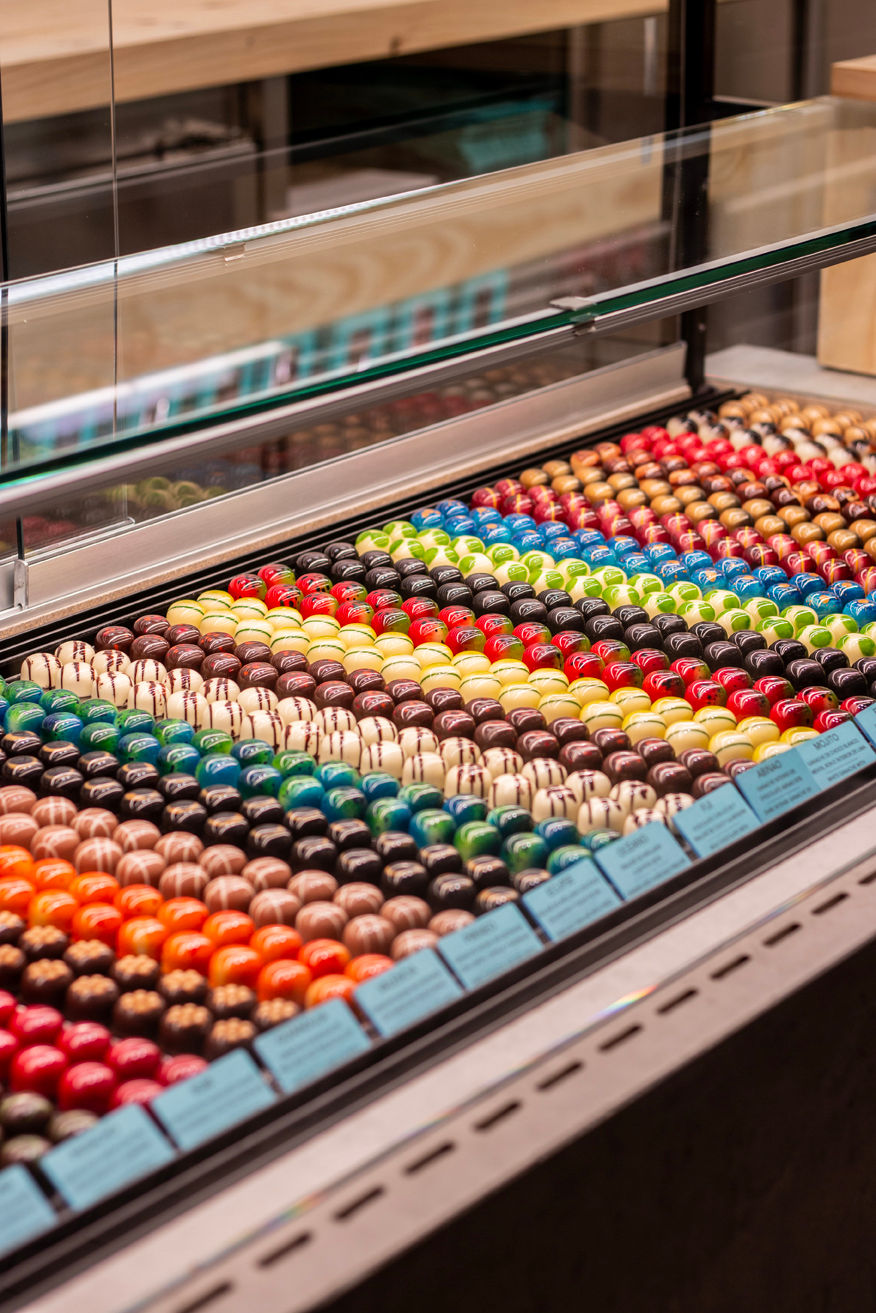 Bombones vitrina mercado baja.jpg