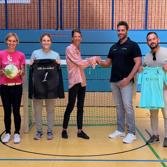 Neue Trikots für die Schulmannschaft Fußball!