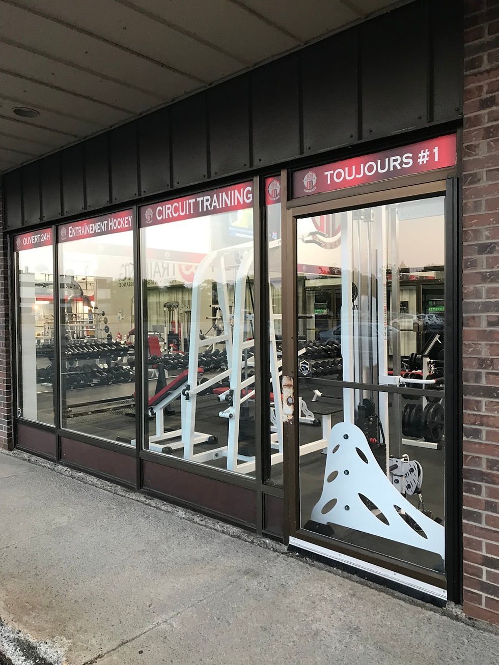 Devanture de magasin propre au Méga Fitness 24h à Québec
