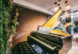 The_Launge_R small.jpg